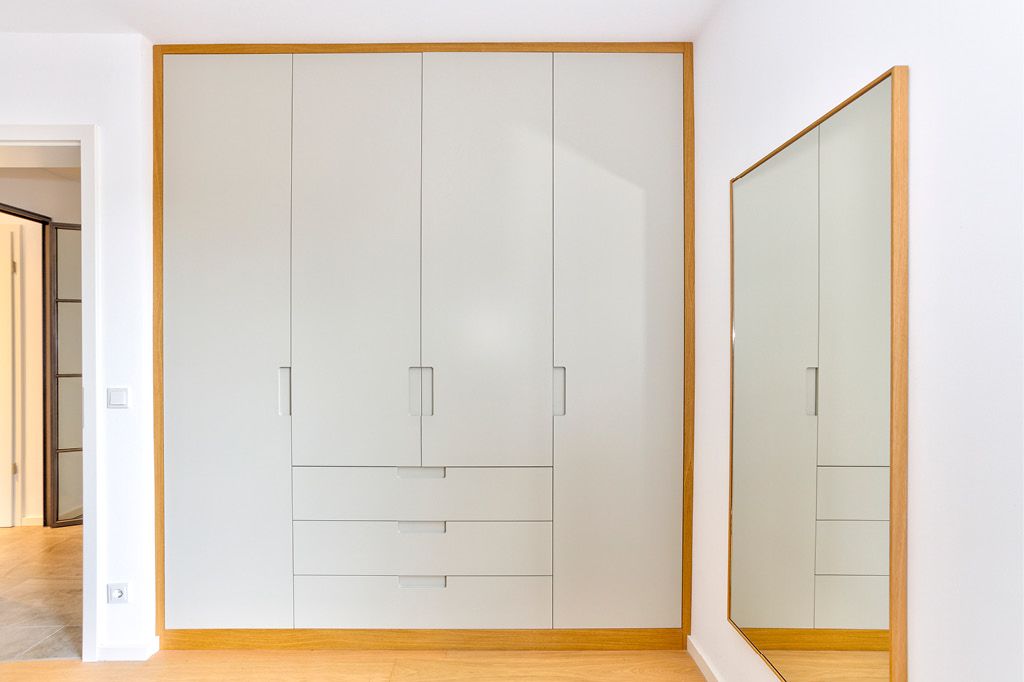 Einbaukleiderschrank nach Maß mit Griffmulden vom Tischler aus Hamburg Möbeltischler