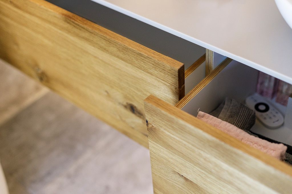 Hängender Waschtisch mit Schubladen aus Holz helles Holz Massivholz Badezimmer Badezimmermöbel Waschtischunterschrank Waschbeckenunterschrank auf Maß Möbeltischler