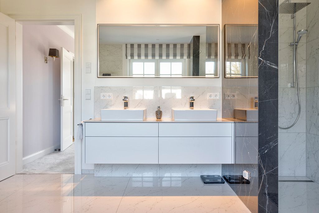 Hängender Waschtisch mit Schubladen aus Holz helles Holz Massivholz Badezimmer Badezimmermöbel Waschtischunterschrank Waschbeckenunterschrank auf Maß Möbeltischler