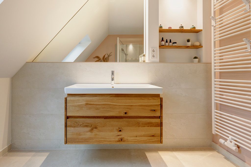 Hängender Waschtisch mit Schubladen aus Holz helles Holz Massivholz Badezimmer Badezimmermöbel Waschtischunterschrank Waschbeckenunterschrank auf Maß Möbeltischler