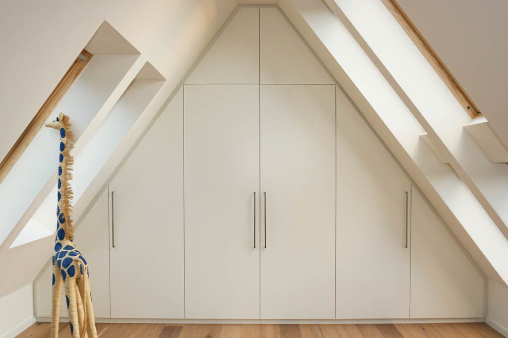 Storage Einbauschrank aus Holz für Dachschräge Dachgeschoss Schranktüren weiße Fronten Massivholz Echtholz vom Tischler auf Maß Hamburg Holzmöbel