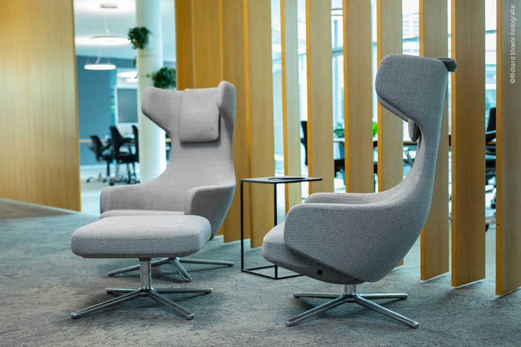Büro Büroetage Großraumbüro Sichtschutzvorhang Lamellen Eiche Eichenholz Massivholz Echtholz Schallschutz Schallschutzelemente Raumteiler Möbel Einrichtung Holzmöbel modern Design puristisch