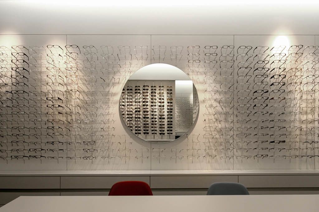 Ladenbau Ladeneinrichtung Objektdesign Einzelhandel Optiker Präsentationsregal Konfektionsständer Sideboards Auslage Ladenbausystem Präsentationssysteme weiß Massivholz vom Tischler auf Maß Hamburg Holzmöbel