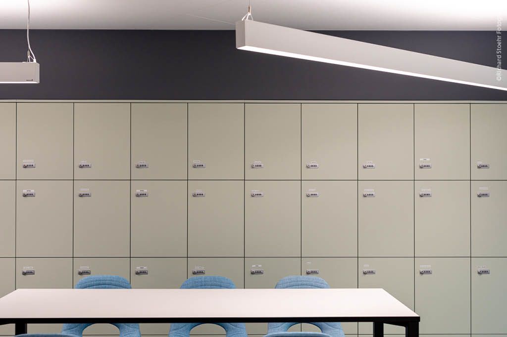 Büro Büroetage Garderobe Garderobenschrank Garderobenecke Umkleide Schließfächer Mitarbeiter Schließfachanlage Mitarbeiterraum Pausenraum Besprechungsraum Möbel Einrichtung Holzmöbel vom Tischler auf Maß Hamburg