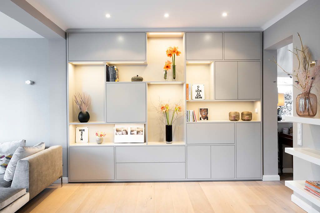 Wohnwand Einbauschrank Regalwand Bibliothek nach Maß Klappen push to open push to close vom Tischler aus Hamburg Wohnzimmerregal Möbeltischler