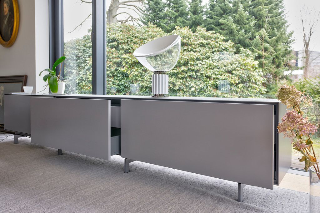 Sideboard nach Maß Klappen push to open push to close vom Tischler aus Hamburg Wohnzimmerregal Möbeltischler