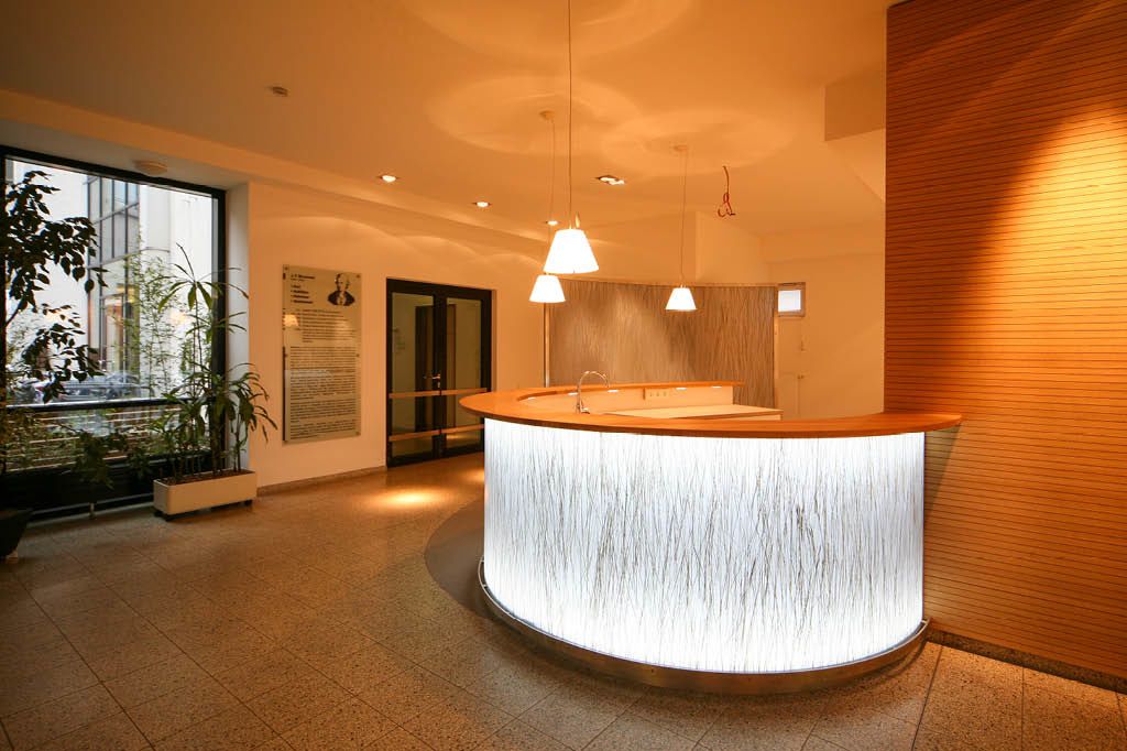Büro Büroetage Empfangstresen Empfangstheke Empfangsbereich Eingangsbereich Praxis Praxen Arzt Ärzte Arztpraxis Hotel Hotellerie Möbel Einrichtung Holzmöbel vom Tischler auf Maß Hamburg aus Holz Massivholz Echtholz