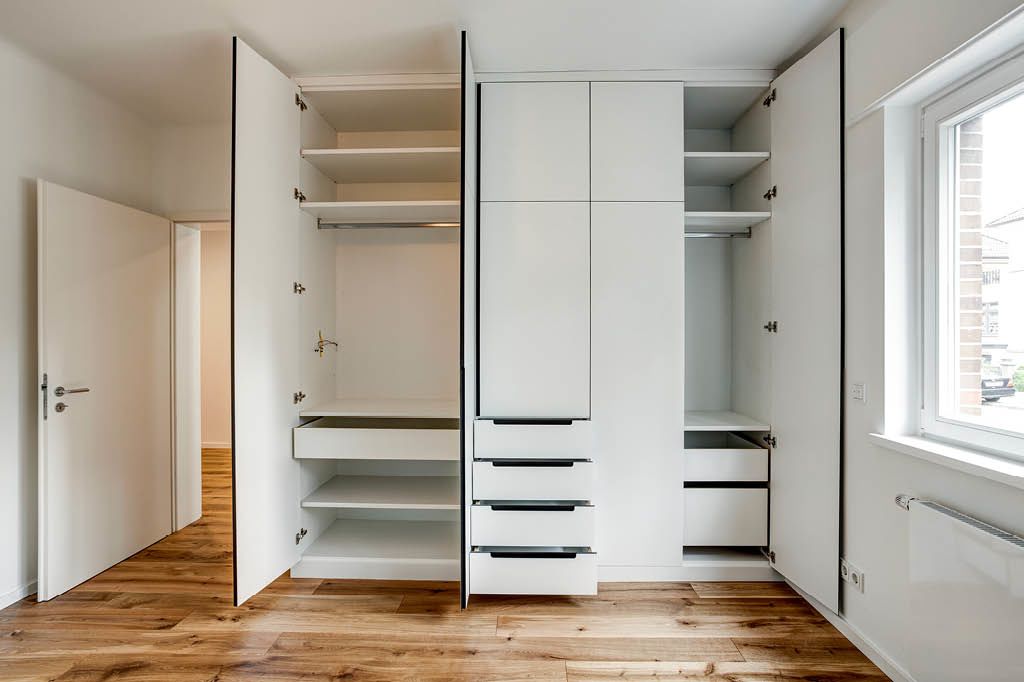 weißer Kleiderschrank Türen Frontschubladen Einbauschrank nach Maß mit schwarzer MDF-Platte HPL High Pressure Laminate vom Tischler Hamburg