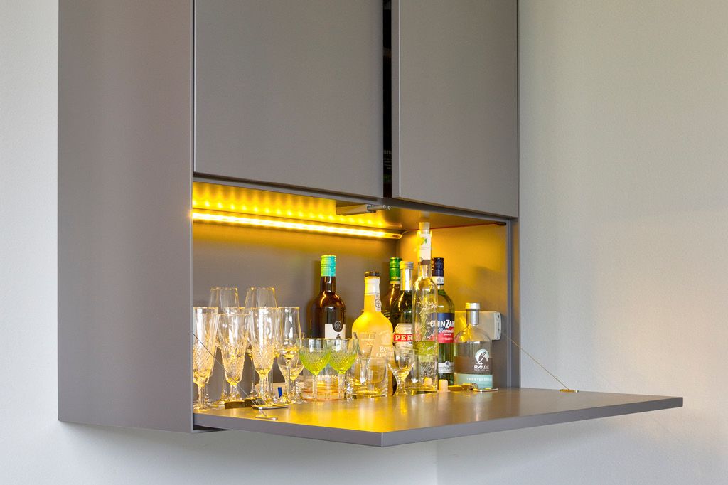 Regalwand Barschrank nach Maß Klappen push to open push to close vom Tischler aus Hamburg Wohnzimmerregal Möbeltischler