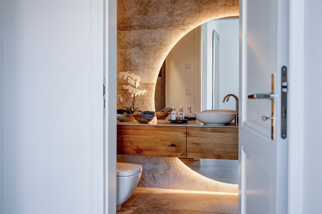 Hängender Waschtisch mit Schubladen aus Holz helles Holz Massivholz Badezimmer Badezimmermöbel Waschtischunterschrank Waschbeckenunterschrank auf Maß Möbeltischler