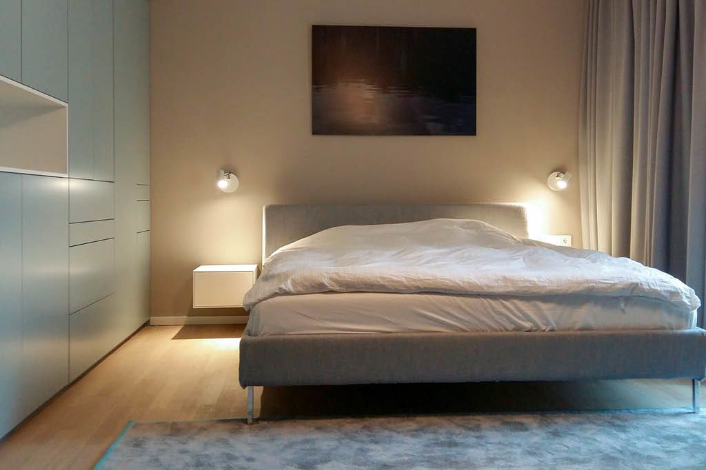 Schlafzimmer Schlafzimmermöbel Schlafzimmereinrichtung aus Holz Doppelbett Schlafzimmerbett Nachtische Nachtkommoden Schubladen taubenblau grifflos Massivholz Echtholz vom Tischler auf Maß Hamburg Holzmöbel