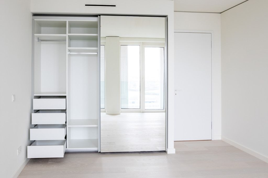 Einbauschrank nach Maß mit Schubfächern und Spiegeltür vom Tischler aus Hamburg Möbeltischler