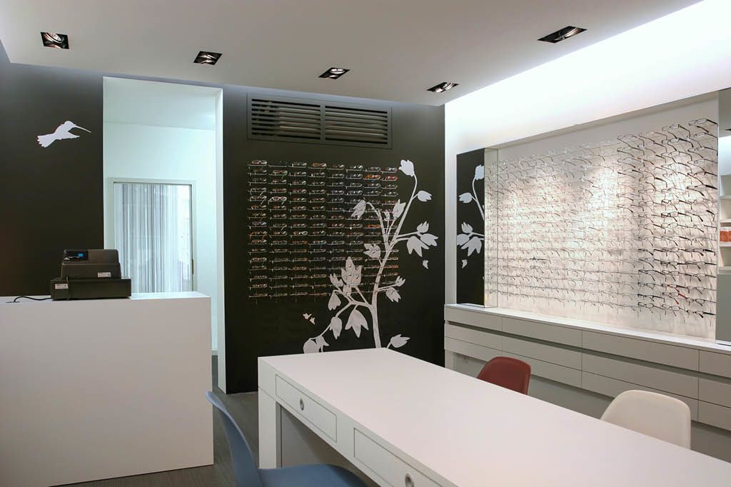 Ladenbau Ladeneinrichtung Objektdesign Einzelhandel Optiker Präsentationsregal Konfektionsständer Sideboards Auslage Ladenbausystem Präsentationssysteme weiß Massivholz vom Tischler auf Maß Hamburg Holzmöbel