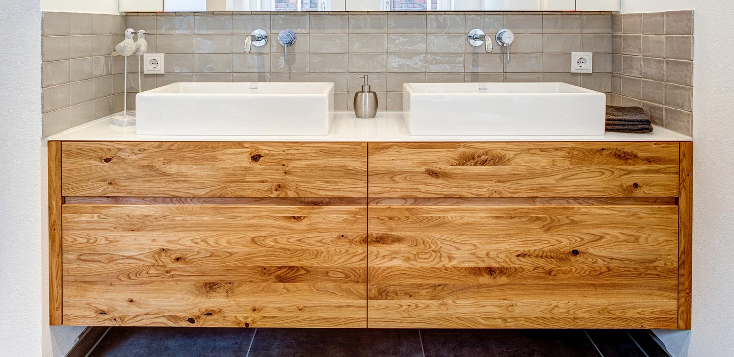 Badezimmer Möbel Holz Einbauwaschtisch Tischler Spiegelschrank Schubladen Oberfläche geölt individuelle Badmöbel Badezimmermöbel massiv Eiche Massivholz exklusive Badezimmerschränke Badezimmerschrank Waschbeckenunterschrank Aufsatzwaschbecken