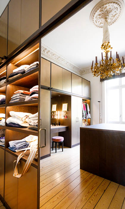 stilvoller Einbauschrank / individuelle Einbauschränke nach Maß für Ankleide / Ankleidezimmer vom Tischler in Hamburg - individuell planen - Innenbeleuchtung planen, Spiegeltüren - im Altbau - Möbeltischlerei innenleben, Möbeltischler, Tischler, Schreiner