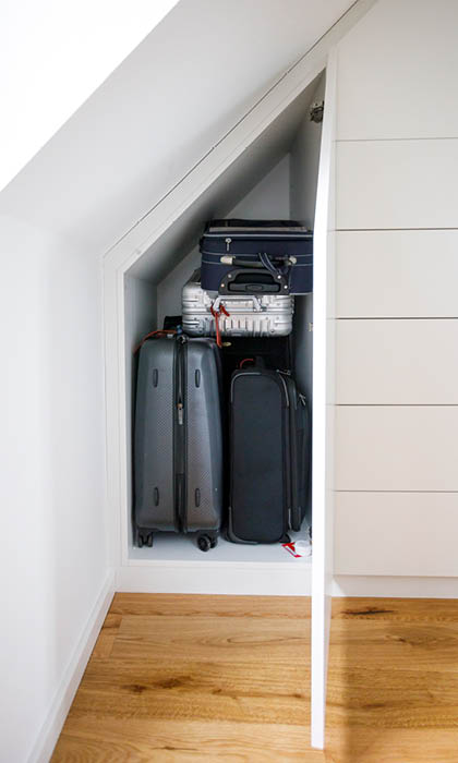 Kleiderschrank für Dachschräge als Maßanfertigung - Einbauschrank / Einbauschränke nach Maß vom Tischler in Hamburg - Stauraum individuell planen - Massivholz weiß, Raum optimal nutzen, Möbeltischlerei innenleben