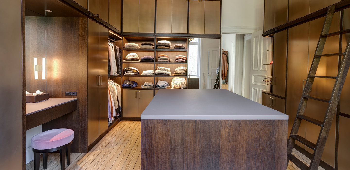 Einbauschrank / Einbauschränke nach Maß vom Tischler in Hamburg - individuell planen - aus Massivholz - Kleiderschrank, Flurschrank Garderobenschrank, Schrankwand im Wohnzimmer, Ankleide / Ankleidezimmer, bei Dachschräge, Nischen, unter Treppen, im Altbau